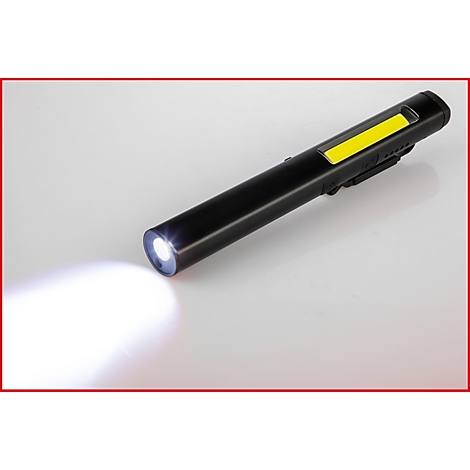 Zwarte LED-zaklamp die helder licht uitstraalt. Geel lichtveld aan de bovenkant.